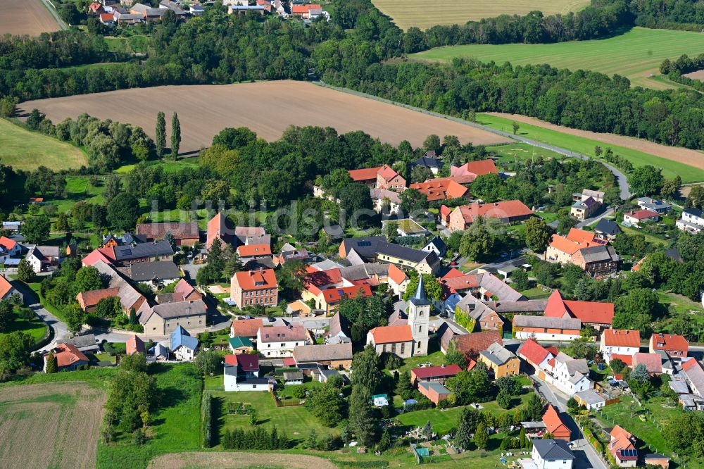 Molauer Land von oben - Ortsansicht am Rande von landwirtschaftlichen Feldern in Molauer Land im Bundesland Sachsen-Anhalt, Deutschland