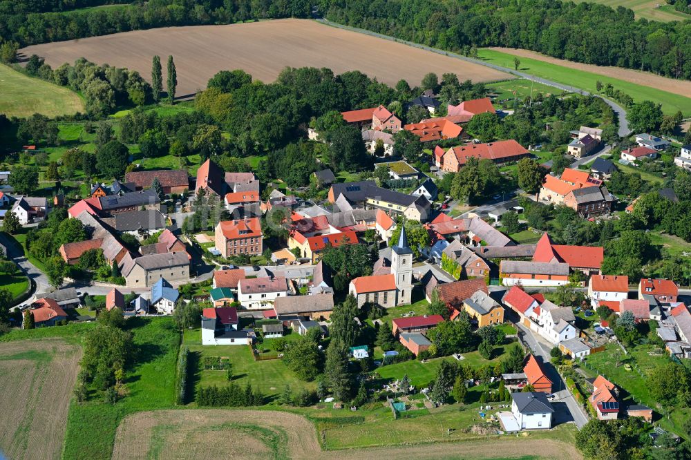 Molauer Land aus der Vogelperspektive: Ortsansicht am Rande von landwirtschaftlichen Feldern in Molauer Land im Bundesland Sachsen-Anhalt, Deutschland