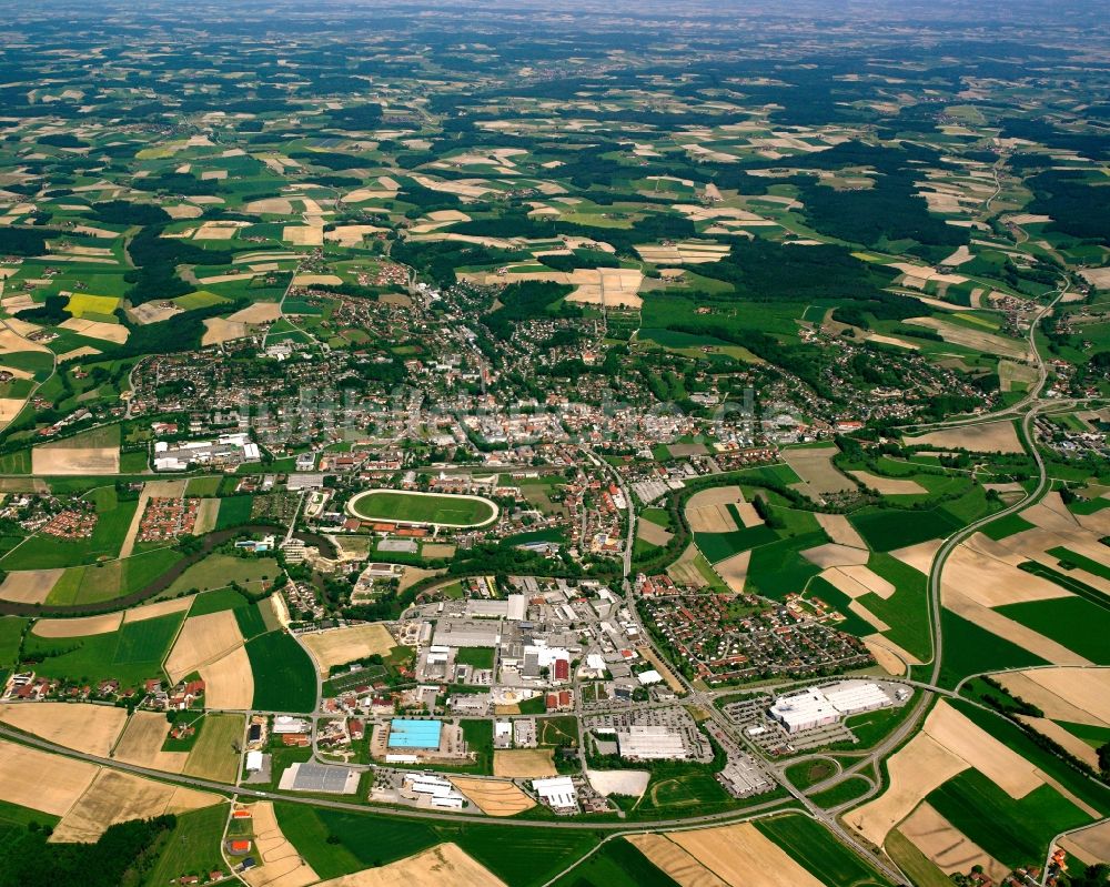 Luftaufnahme Mooshof - Ortsansicht am Rande von landwirtschaftlichen Feldern in Mooshof im Bundesland Bayern, Deutschland