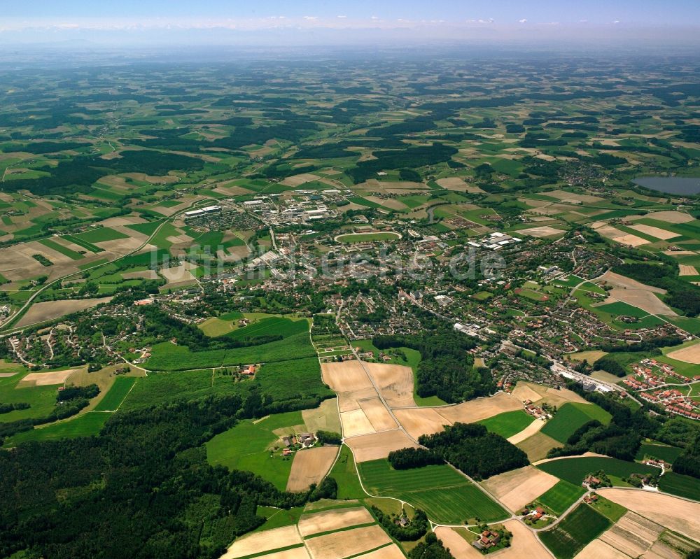 Mooshof von oben - Ortsansicht am Rande von landwirtschaftlichen Feldern in Mooshof im Bundesland Bayern, Deutschland