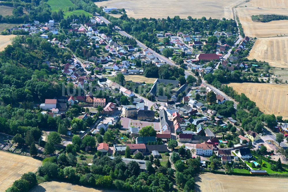 Morl von oben - Ortsansicht am Rande von landwirtschaftlichen Feldern in Morl im Bundesland Sachsen-Anhalt, Deutschland