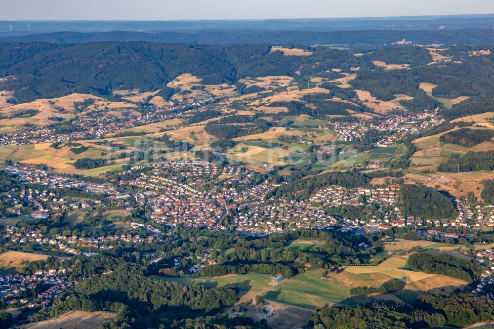 Mörlenbach aus der Vogelperspektive: Ortsansicht am Rande von landwirtschaftlichen Feldern in Mörlenbach im Bundesland Hessen, Deutschland