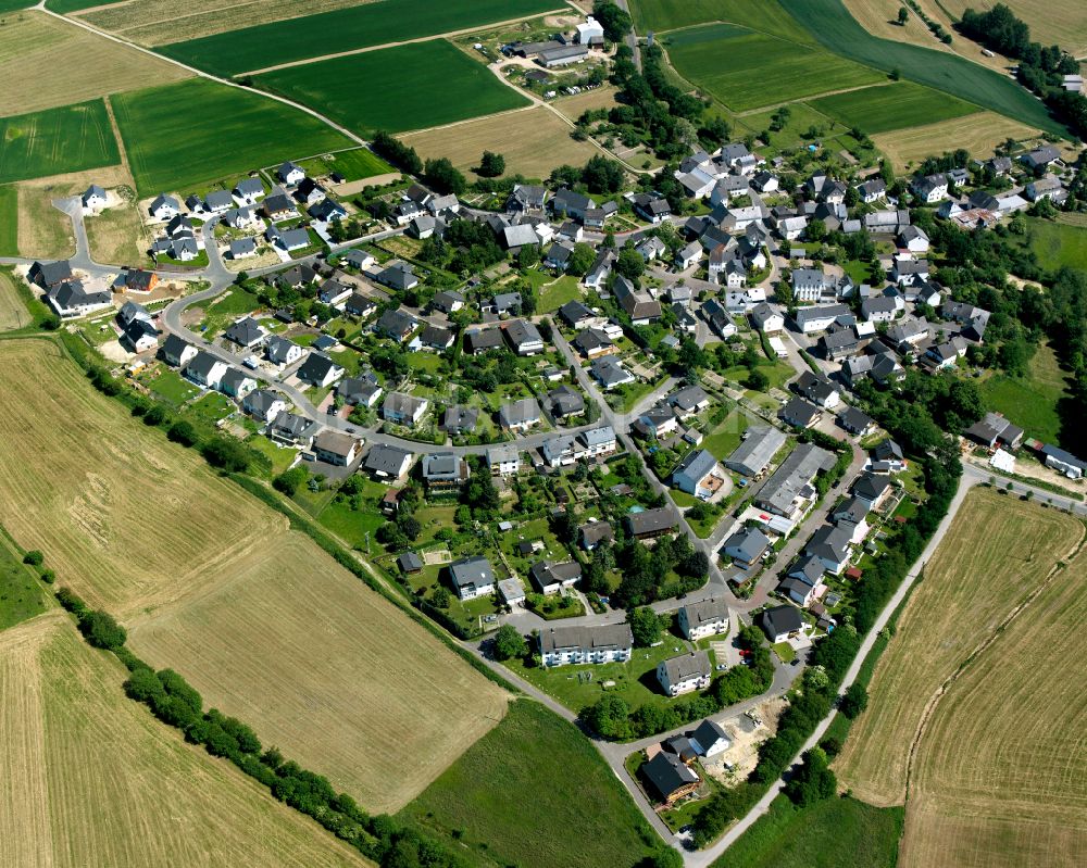 Mutterschied von oben - Ortsansicht am Rande von landwirtschaftlichen Feldern in Mutterschied im Bundesland Rheinland-Pfalz, Deutschland