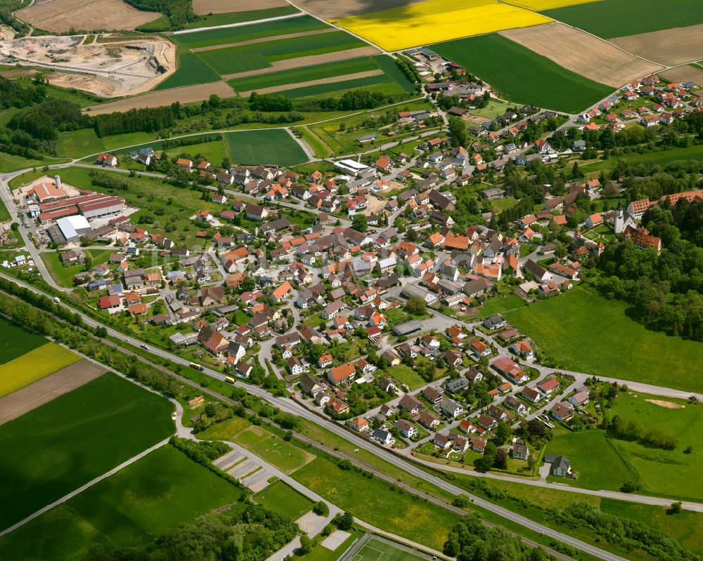 Luftbild Neufra - Ortsansicht am Rande von landwirtschaftlichen Feldern in Neufra im Bundesland Baden-Württemberg, Deutschland