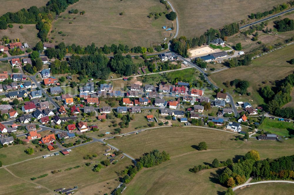 Neuhütten von oben - Ortsansicht am Rande von landwirtschaftlichen Feldern in Neuhütten im Bundesland Bayern, Deutschland