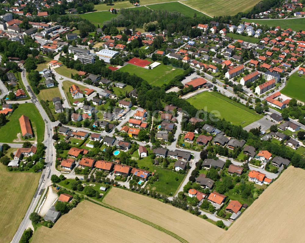 Luftbild Neuötting - Ortsansicht am Rande von landwirtschaftlichen Feldern in Neuötting im Bundesland Bayern, Deutschland