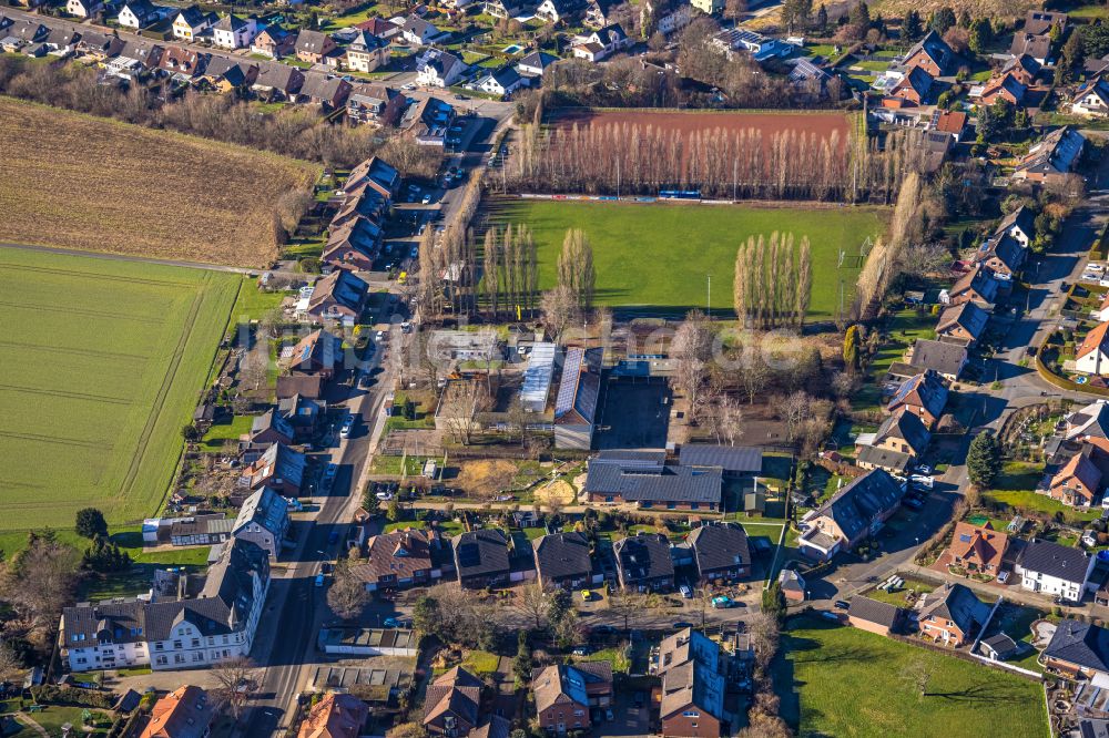 Luftaufnahme Niederaden - Ortsansicht am Rande von landwirtschaftlichen Feldern in Niederaden im Bundesland Nordrhein-Westfalen, Deutschland