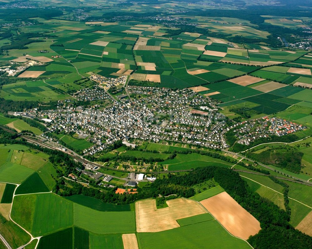 Luftbild Niederbrechen - Ortsansicht am Rande von landwirtschaftlichen Feldern in Niederbrechen im Bundesland Hessen, Deutschland