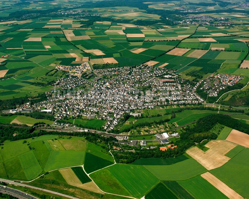 Luftaufnahme Niederbrechen - Ortsansicht am Rande von landwirtschaftlichen Feldern in Niederbrechen im Bundesland Hessen, Deutschland