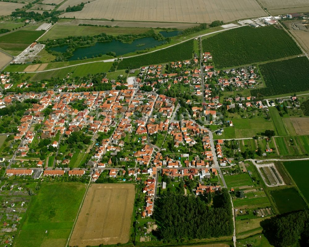 Niederdorla aus der Vogelperspektive: Ortsansicht am Rande von landwirtschaftlichen Feldern in Niederdorla im Bundesland Thüringen, Deutschland