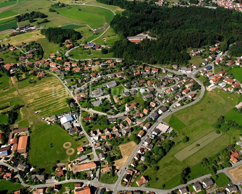 Luftaufnahme Niederhof - Ortsansicht am Rande von landwirtschaftlichen Feldern in Niederhof im Bundesland Baden-Württemberg, Deutschland