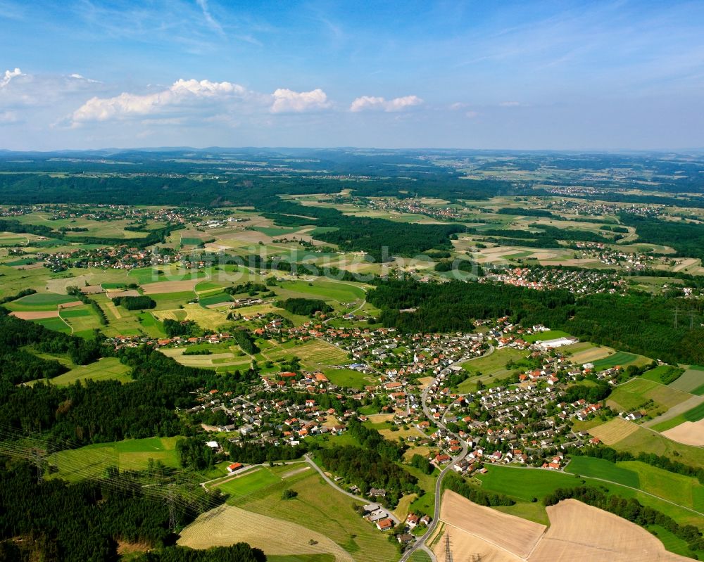 Niederhof aus der Vogelperspektive: Ortsansicht am Rande von landwirtschaftlichen Feldern in Niederhof im Bundesland Baden-Württemberg, Deutschland