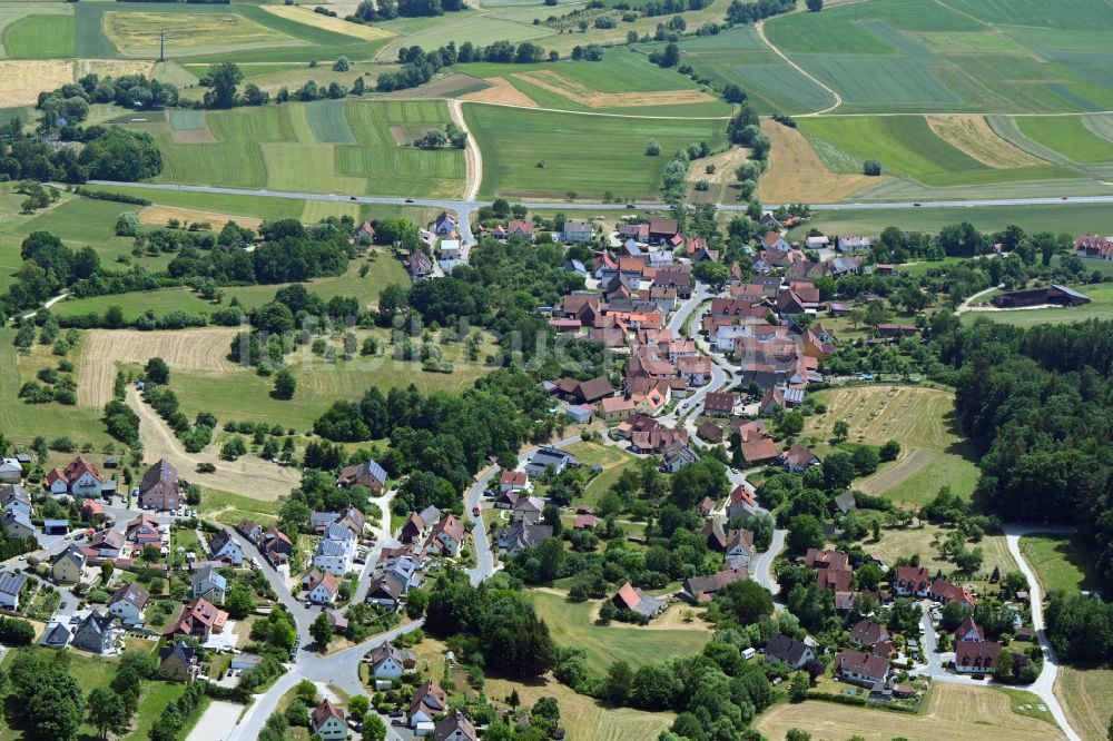 Niedermirsberg aus der Vogelperspektive: Ortsansicht am Rande von landwirtschaftlichen Feldern in Niedermirsberg im Bundesland Bayern, Deutschland