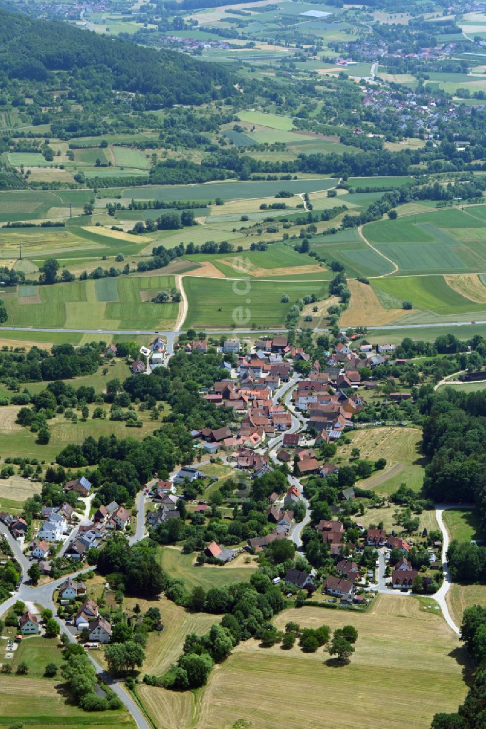 Luftbild Niedermirsberg - Ortsansicht am Rande von landwirtschaftlichen Feldern in Niedermirsberg im Bundesland Bayern, Deutschland