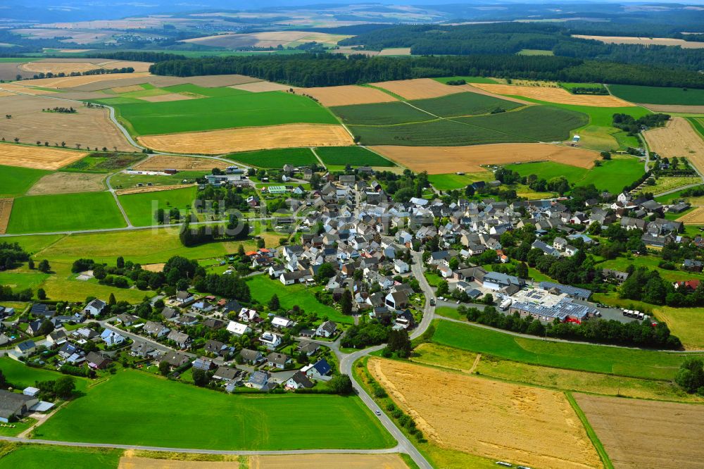 Niederwallmenach aus der Vogelperspektive: Ortsansicht am Rande von landwirtschaftlichen Feldern in Niederwallmenach im Bundesland Rheinland-Pfalz, Deutschland