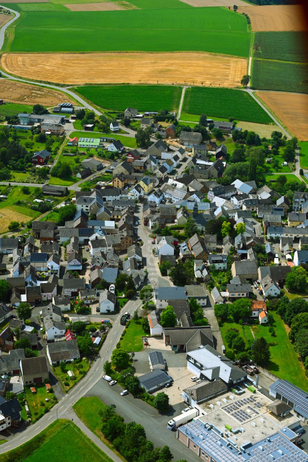 Luftaufnahme Niederwallmenach - Ortsansicht am Rande von landwirtschaftlichen Feldern in Niederwallmenach im Bundesland Rheinland-Pfalz, Deutschland