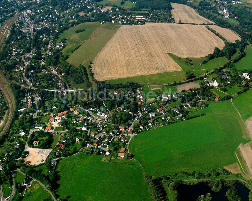 Niederwiesa von oben - Ortsansicht am Rande von landwirtschaftlichen Feldern in Niederwiesa im Bundesland Sachsen, Deutschland