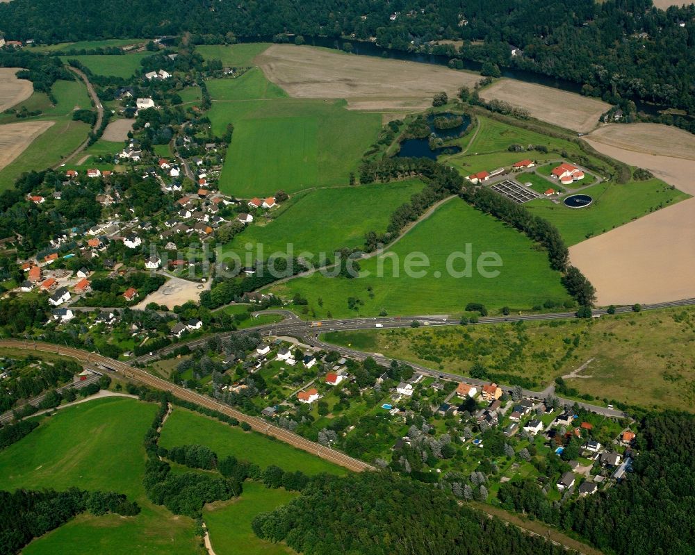 Niederwiesa aus der Vogelperspektive: Ortsansicht am Rande von landwirtschaftlichen Feldern in Niederwiesa im Bundesland Sachsen, Deutschland