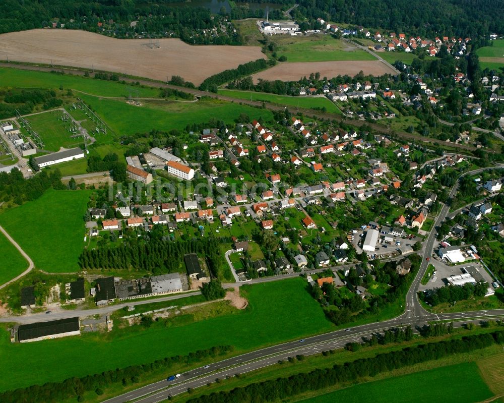 Luftbild Niederwiesa - Ortsansicht am Rande von landwirtschaftlichen Feldern in Niederwiesa im Bundesland Sachsen, Deutschland