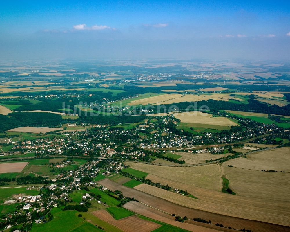 Niederwiesa aus der Vogelperspektive: Ortsansicht am Rande von landwirtschaftlichen Feldern in Niederwiesa im Bundesland Sachsen, Deutschland