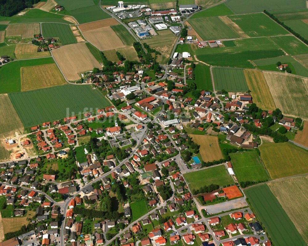 Niederwinkling von oben - Ortsansicht am Rande von landwirtschaftlichen Feldern in Niederwinkling im Bundesland Bayern, Deutschland