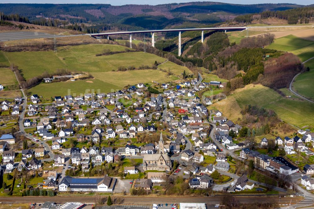 Luftaufnahme Nuttlar - Ortsansicht am Rande von landwirtschaftlichen Feldern in Nuttlar im Bundesland Nordrhein-Westfalen, Deutschland