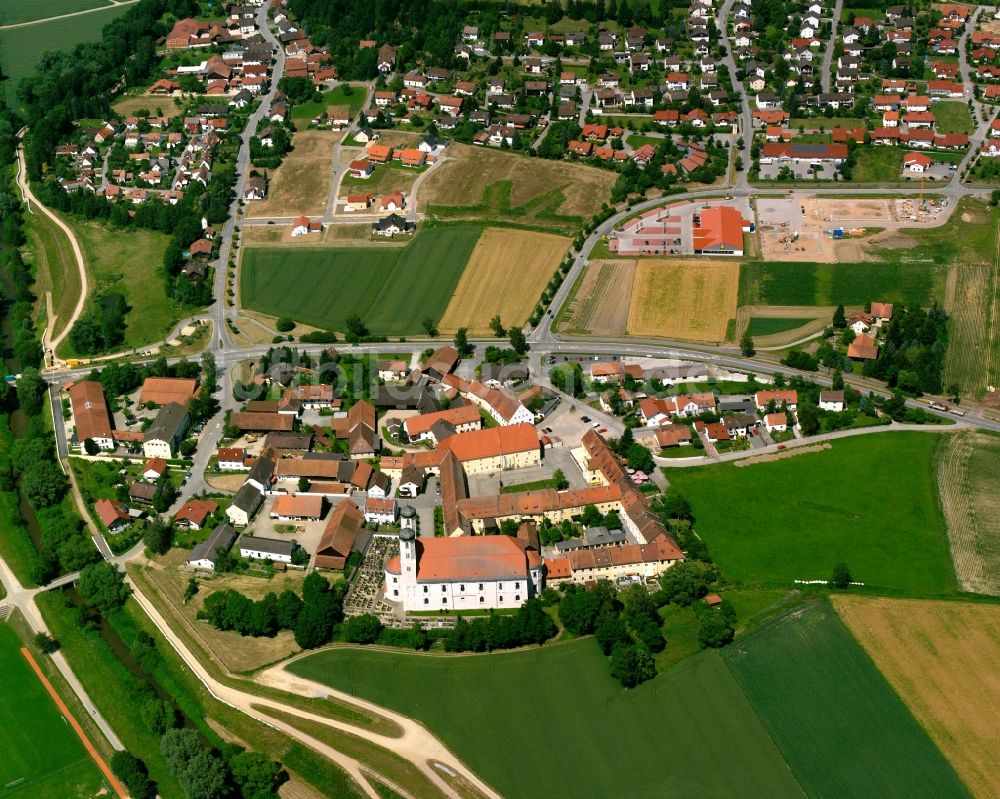 Luftaufnahme Oberalteich - Ortsansicht am Rande von landwirtschaftlichen Feldern in Oberalteich im Bundesland Bayern, Deutschland