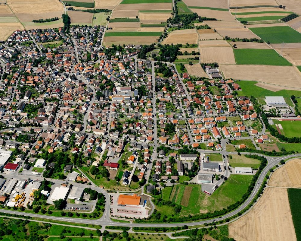 Obereisesheim von oben - Ortsansicht am Rande von landwirtschaftlichen Feldern in Obereisesheim im Bundesland Baden-Württemberg, Deutschland