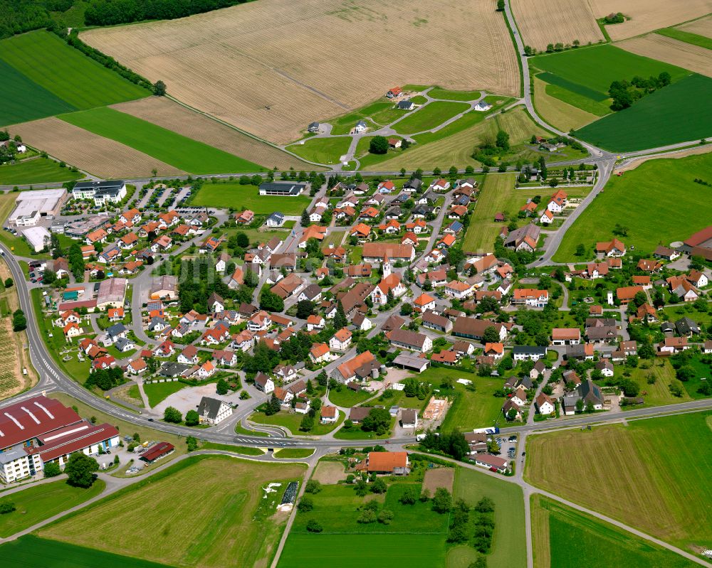 Luftaufnahme Oberessendorf - Ortsansicht am Rande von landwirtschaftlichen Feldern in Oberessendorf im Bundesland Baden-Württemberg, Deutschland