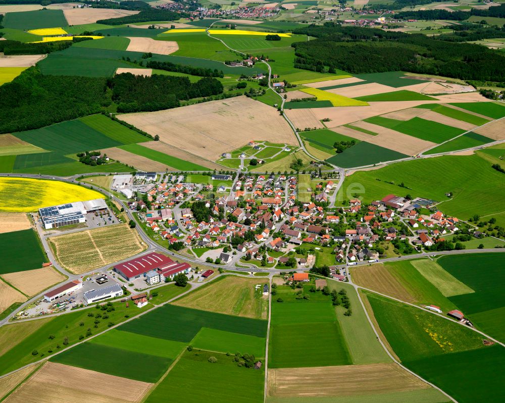 Oberessendorf von oben - Ortsansicht am Rande von landwirtschaftlichen Feldern in Oberessendorf im Bundesland Baden-Württemberg, Deutschland