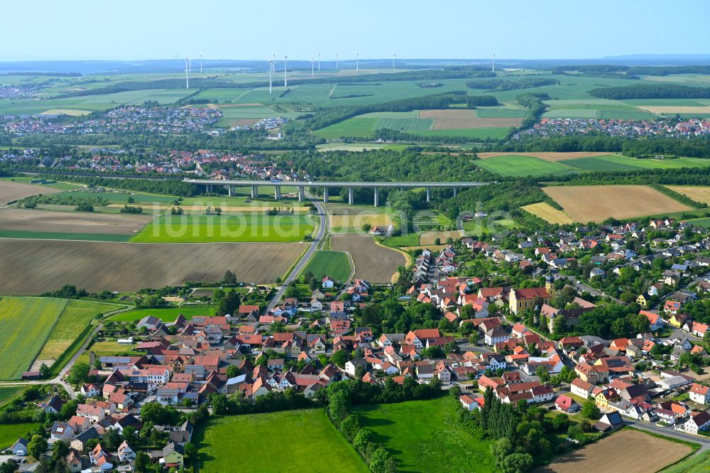 Obereuerheim aus der Vogelperspektive: Ortsansicht am Rande von landwirtschaftlichen Feldern in Obereuerheim im Bundesland Bayern, Deutschland