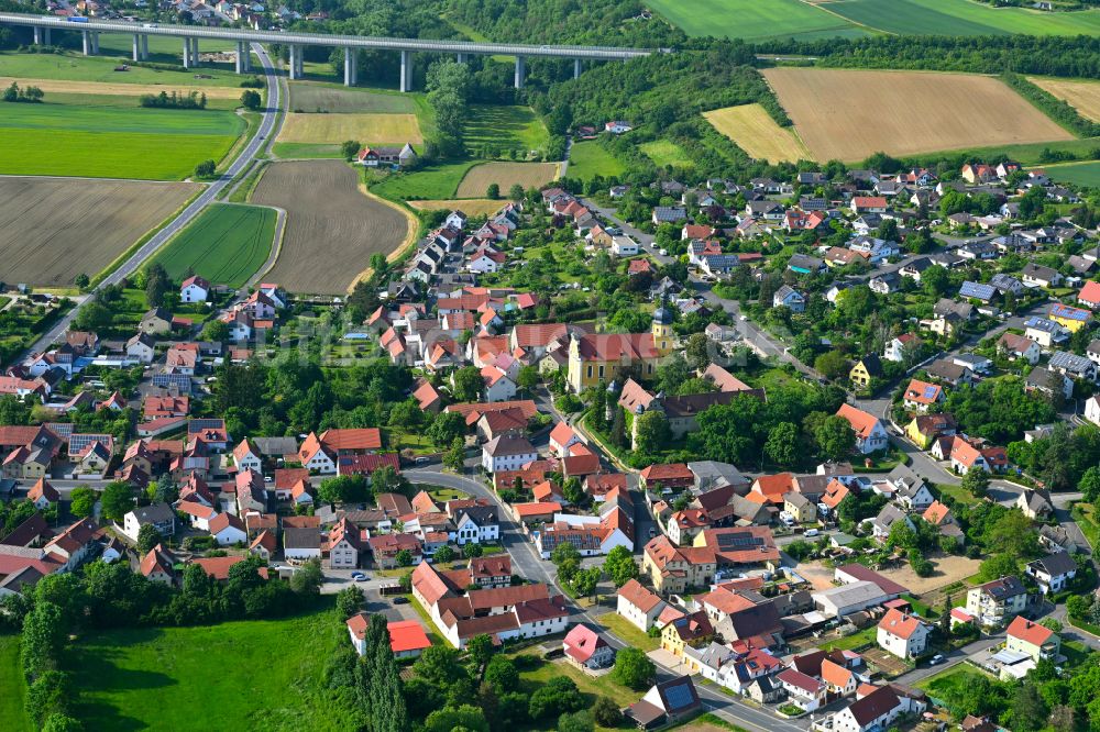 Luftaufnahme Obereuerheim - Ortsansicht am Rande von landwirtschaftlichen Feldern in Obereuerheim im Bundesland Bayern, Deutschland