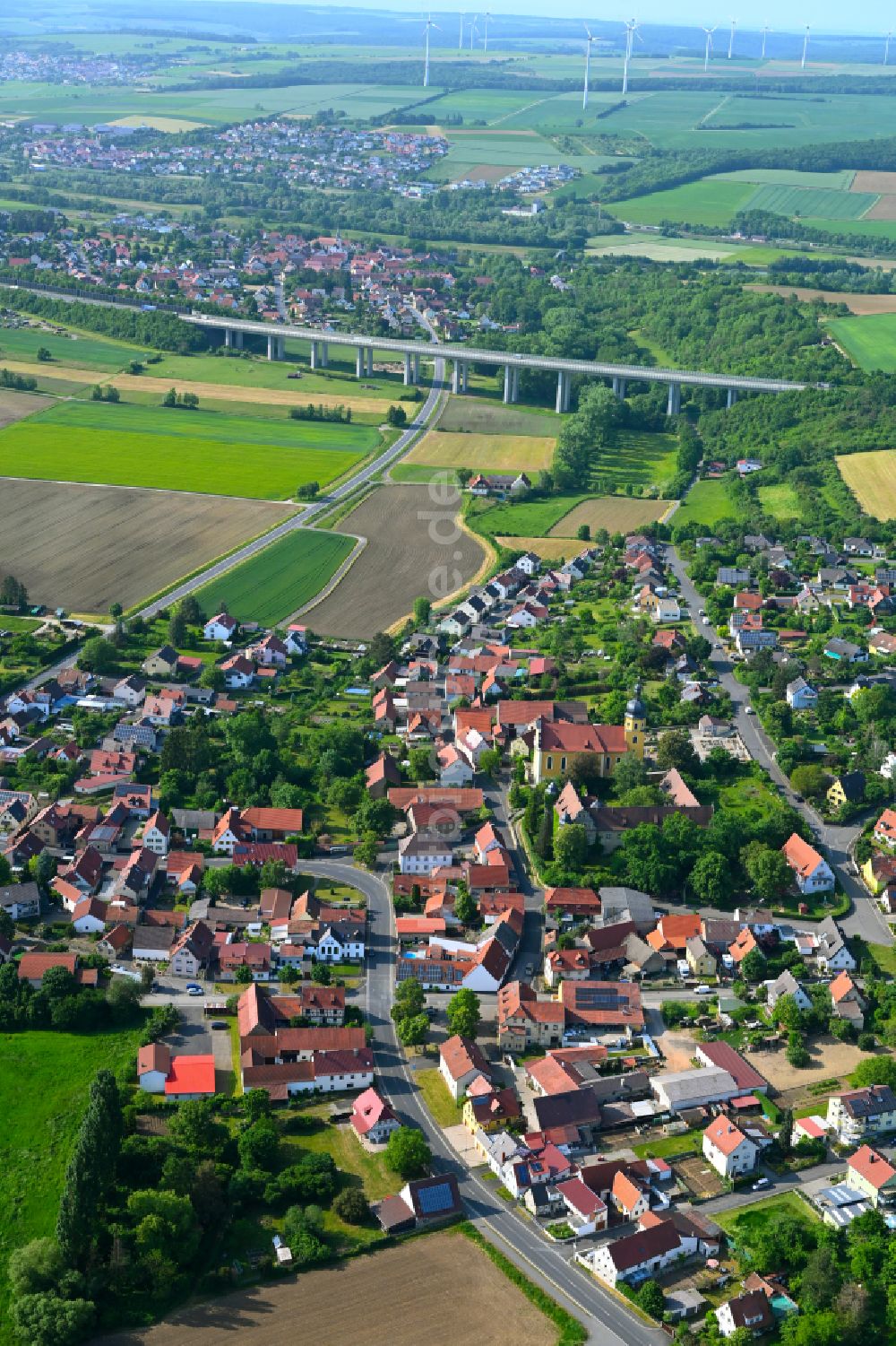 Obereuerheim von oben - Ortsansicht am Rande von landwirtschaftlichen Feldern in Obereuerheim im Bundesland Bayern, Deutschland