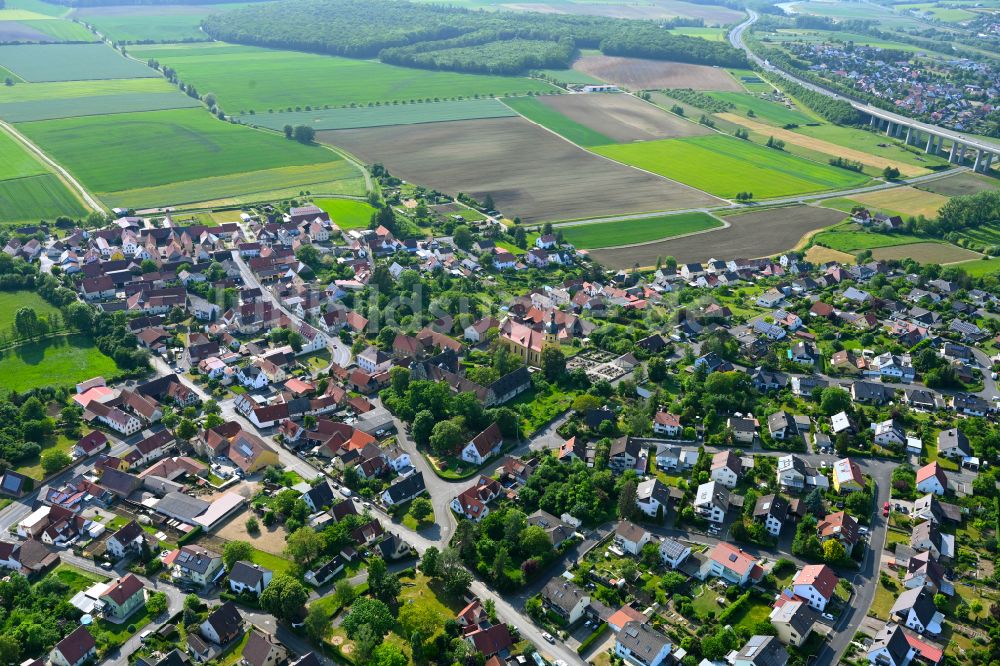 Obereuerheim aus der Vogelperspektive: Ortsansicht am Rande von landwirtschaftlichen Feldern in Obereuerheim im Bundesland Bayern, Deutschland