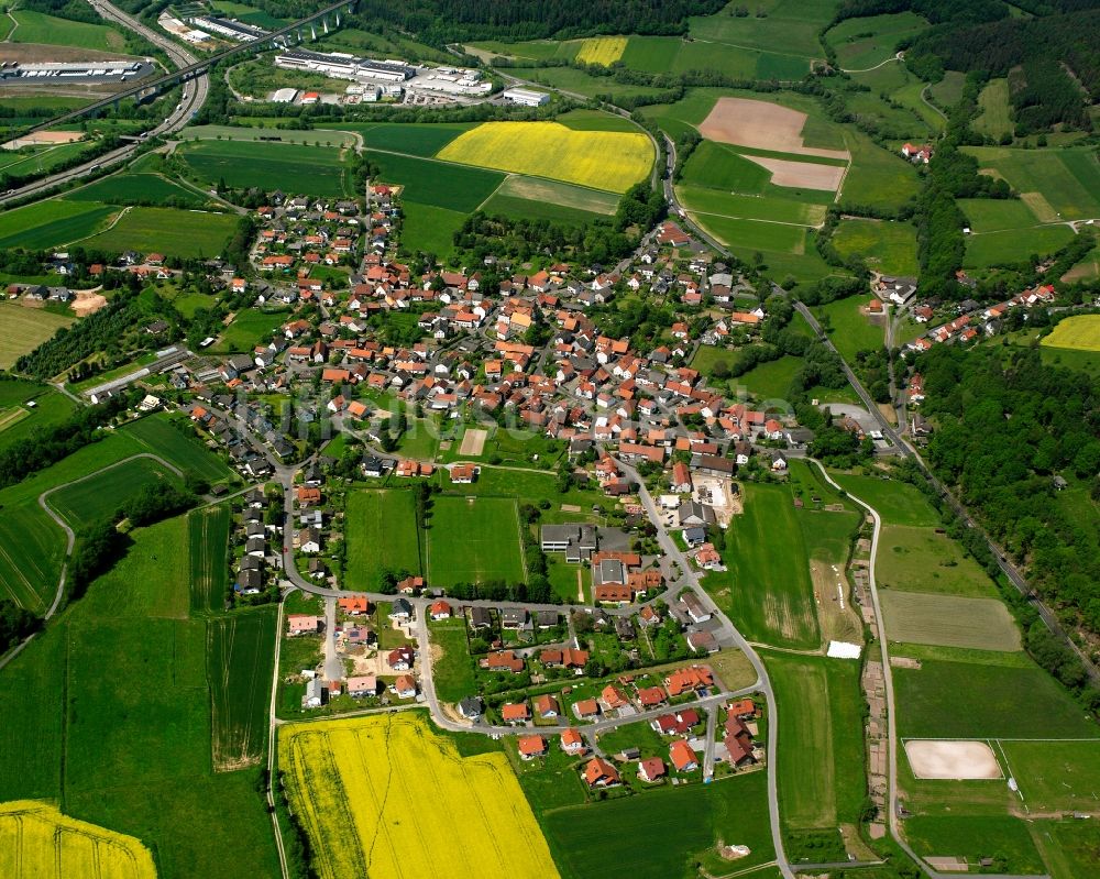 Obergeis aus der Vogelperspektive: Ortsansicht am Rande von landwirtschaftlichen Feldern in Obergeis im Bundesland Hessen, Deutschland