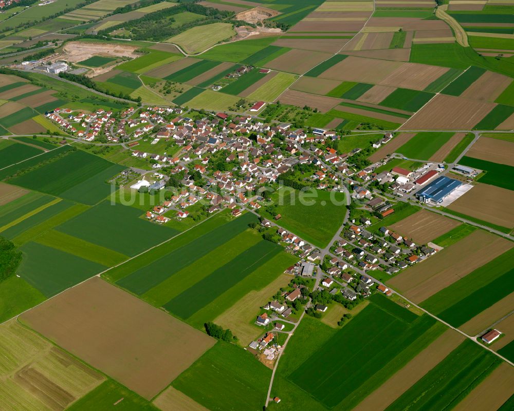 Luftaufnahme Oberholzheim - Ortsansicht am Rande von landwirtschaftlichen Feldern in Oberholzheim im Bundesland Baden-Württemberg, Deutschland