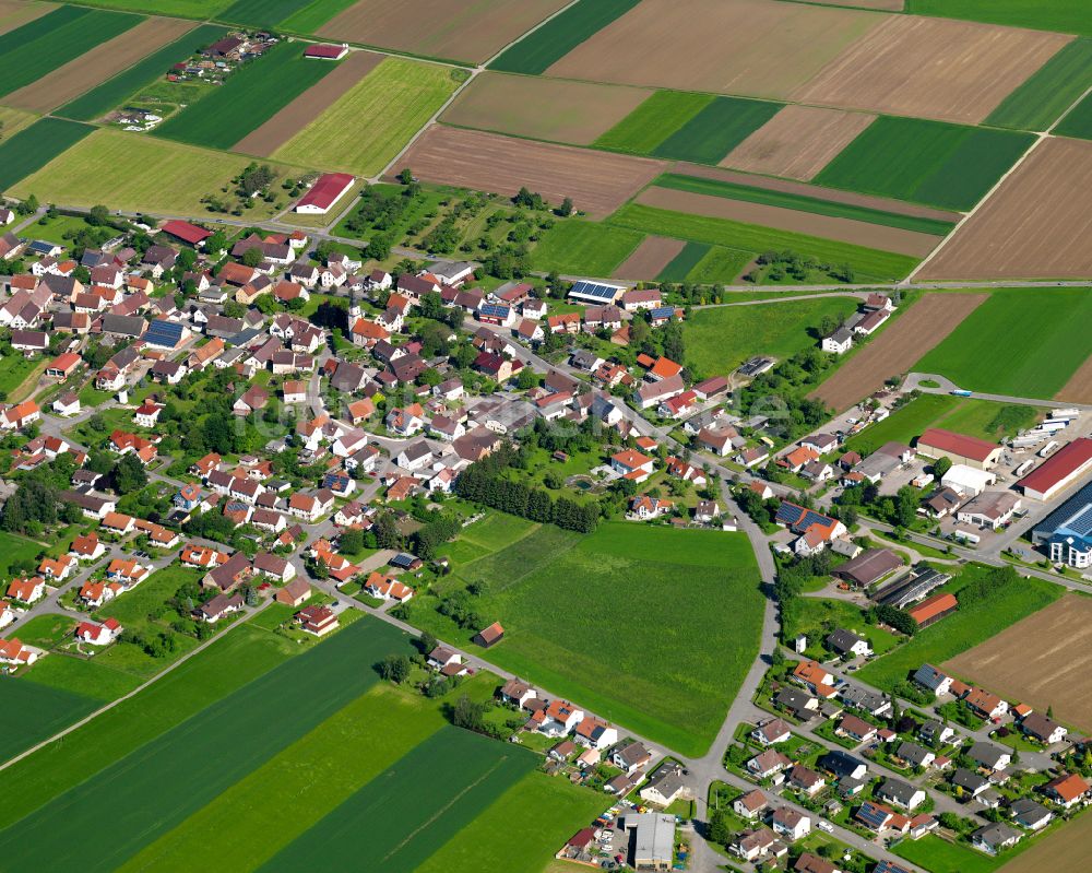 Oberholzheim von oben - Ortsansicht am Rande von landwirtschaftlichen Feldern in Oberholzheim im Bundesland Baden-Württemberg, Deutschland