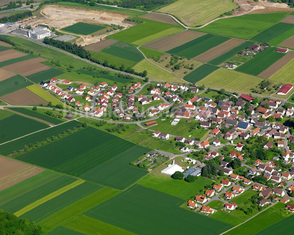 Oberholzheim aus der Vogelperspektive: Ortsansicht am Rande von landwirtschaftlichen Feldern in Oberholzheim im Bundesland Baden-Württemberg, Deutschland