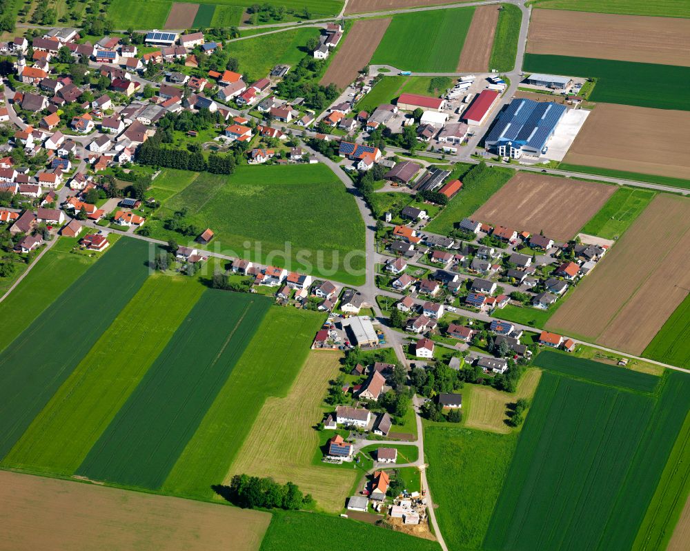 Luftbild Oberholzheim - Ortsansicht am Rande von landwirtschaftlichen Feldern in Oberholzheim im Bundesland Baden-Württemberg, Deutschland