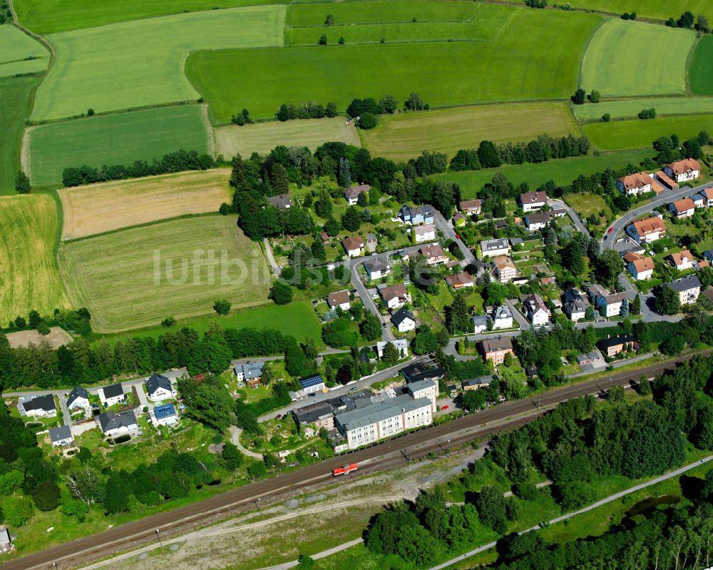 Oberkotzau aus der Vogelperspektive: Ortsansicht am Rande von landwirtschaftlichen Feldern in Oberkotzau im Bundesland Bayern, Deutschland