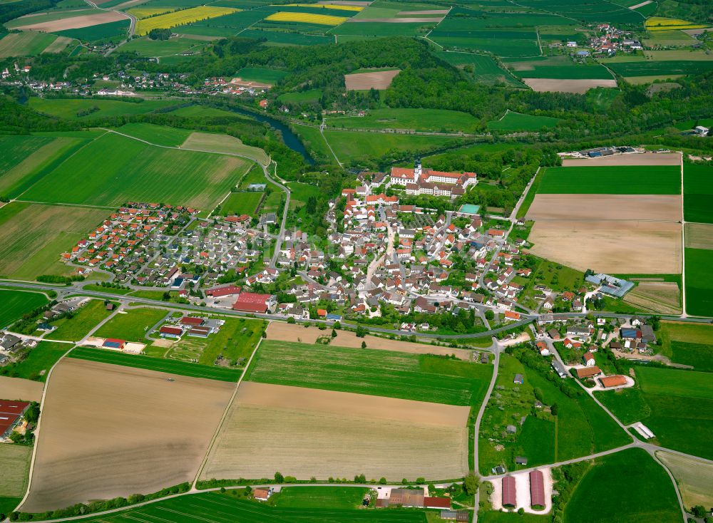 Obermarchtal von oben - Ortsansicht am Rande von landwirtschaftlichen Feldern in Obermarchtal im Bundesland Baden-Württemberg, Deutschland