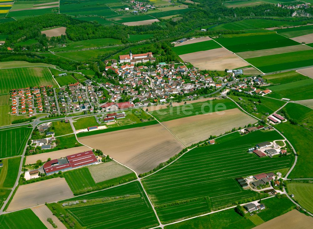 Obermarchtal aus der Vogelperspektive: Ortsansicht am Rande von landwirtschaftlichen Feldern in Obermarchtal im Bundesland Baden-Württemberg, Deutschland