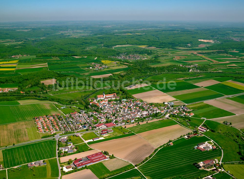 Luftbild Obermarchtal - Ortsansicht am Rande von landwirtschaftlichen Feldern in Obermarchtal im Bundesland Baden-Württemberg, Deutschland