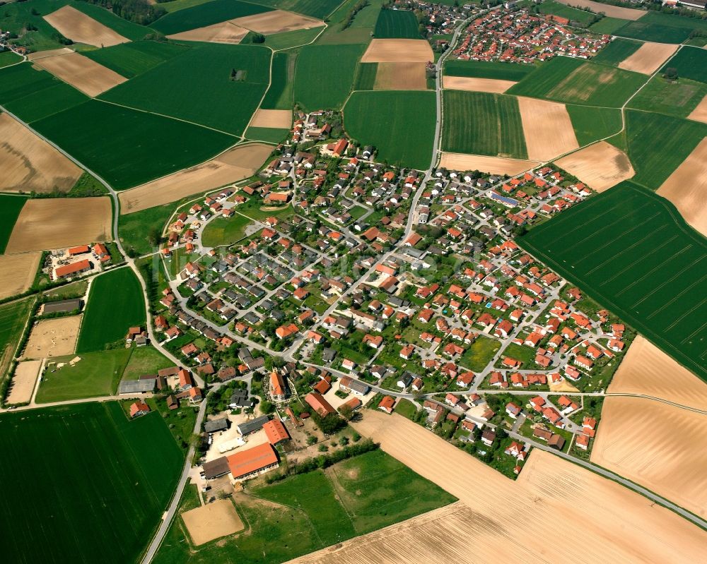 Oberpiebing von oben - Ortsansicht am Rande von landwirtschaftlichen Feldern in Oberpiebing im Bundesland Bayern, Deutschland