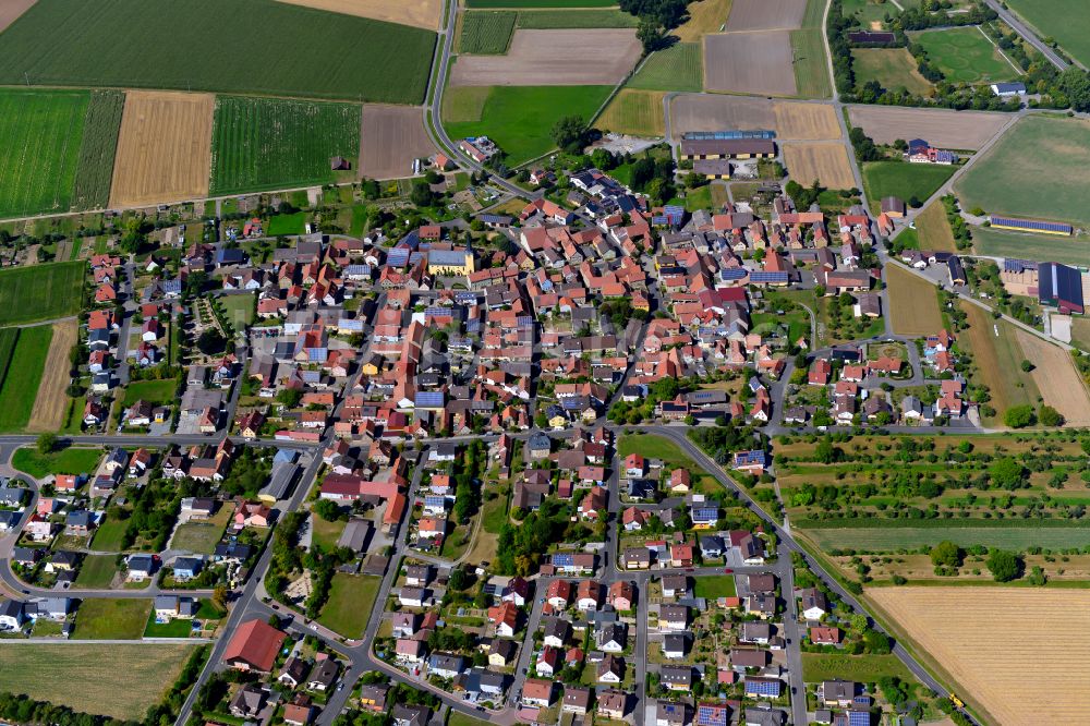 Oberpleichfeld von oben - Ortsansicht am Rande von landwirtschaftlichen Feldern in Oberpleichfeld im Bundesland Bayern, Deutschland