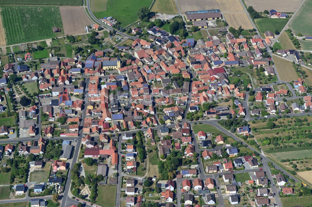 Oberpleichfeld aus der Vogelperspektive: Ortsansicht am Rande von landwirtschaftlichen Feldern in Oberpleichfeld im Bundesland Bayern, Deutschland