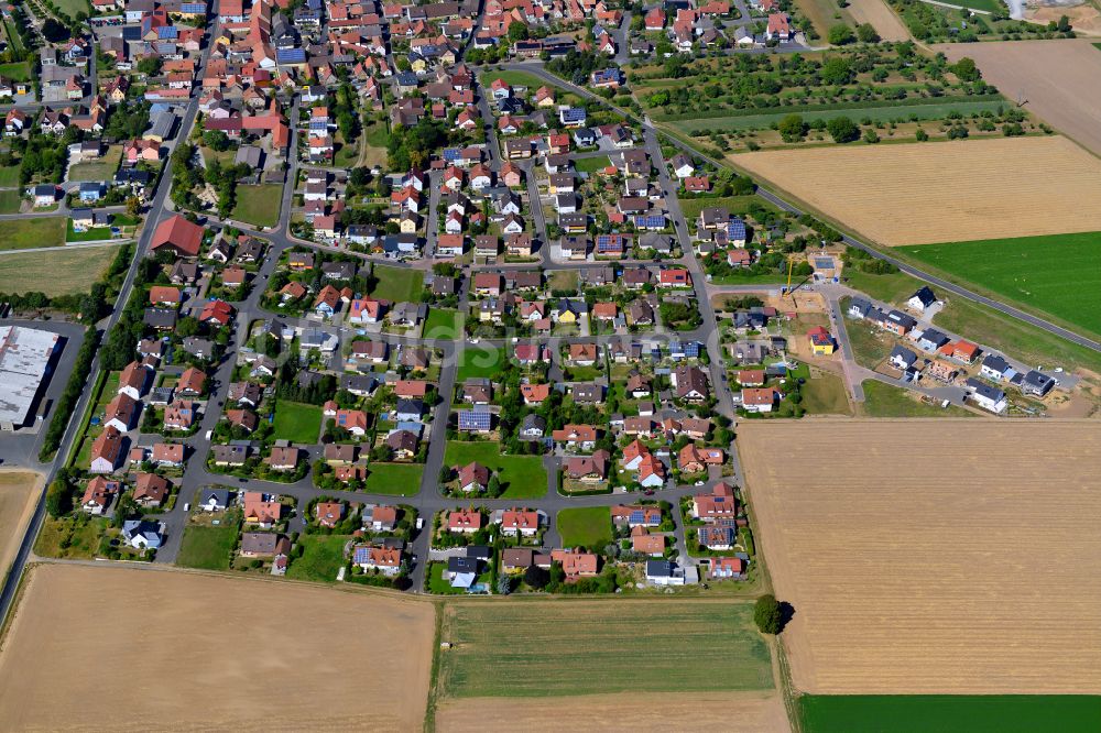 Luftaufnahme Oberpleichfeld - Ortsansicht am Rande von landwirtschaftlichen Feldern in Oberpleichfeld im Bundesland Bayern, Deutschland