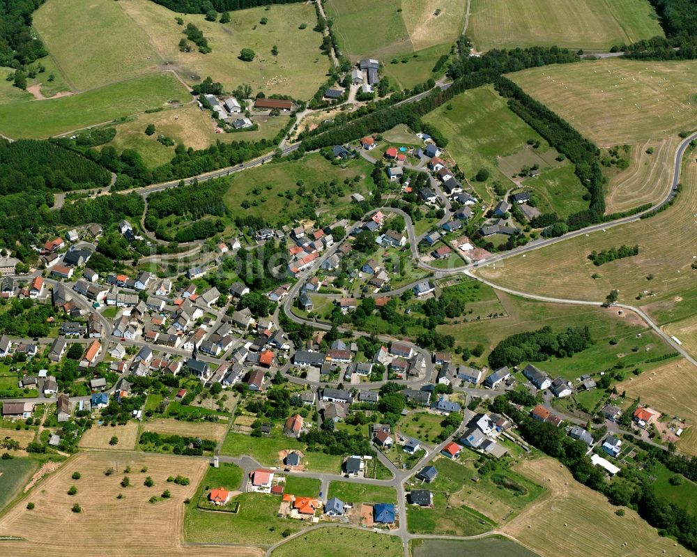 Oberreidenbach von oben - Ortsansicht am Rande von landwirtschaftlichen Feldern in Oberreidenbach im Bundesland Rheinland-Pfalz, Deutschland