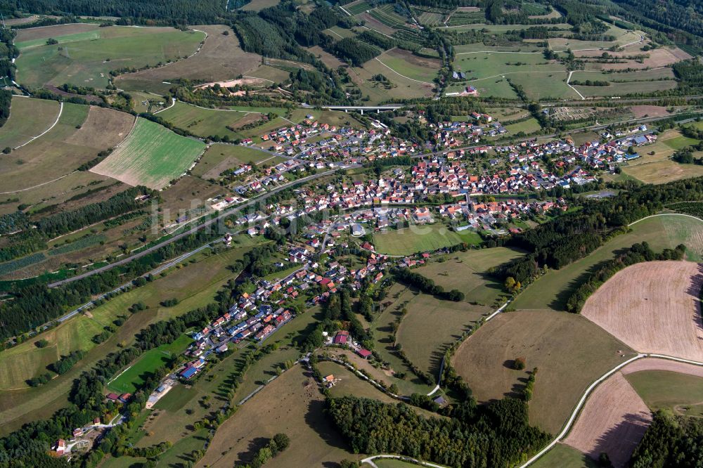 Obersinn aus der Vogelperspektive: Ortsansicht am Rande von landwirtschaftlichen Feldern in Obersinn im Bundesland Bayern, Deutschland