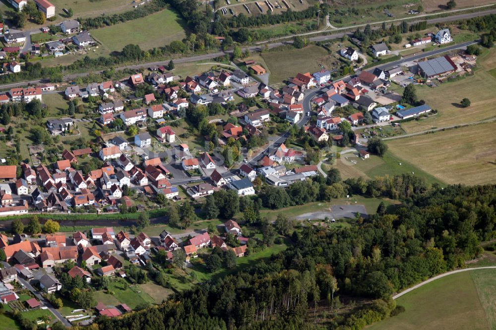 Luftaufnahme Obersinn - Ortsansicht am Rande von landwirtschaftlichen Feldern in Obersinn im Bundesland Bayern, Deutschland